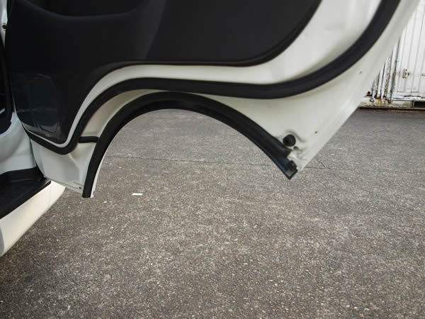 ハイエース用 ローフォルム フェンダープロテクター(塗装済み・車検対応)