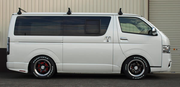 ハイエース用 ローフォルム フェンダープロテクター(塗装済み・車検対応)
