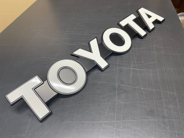 ハイエース用 TOYOTA ロゴエンブレムを販売！カスタムパーツ専門店